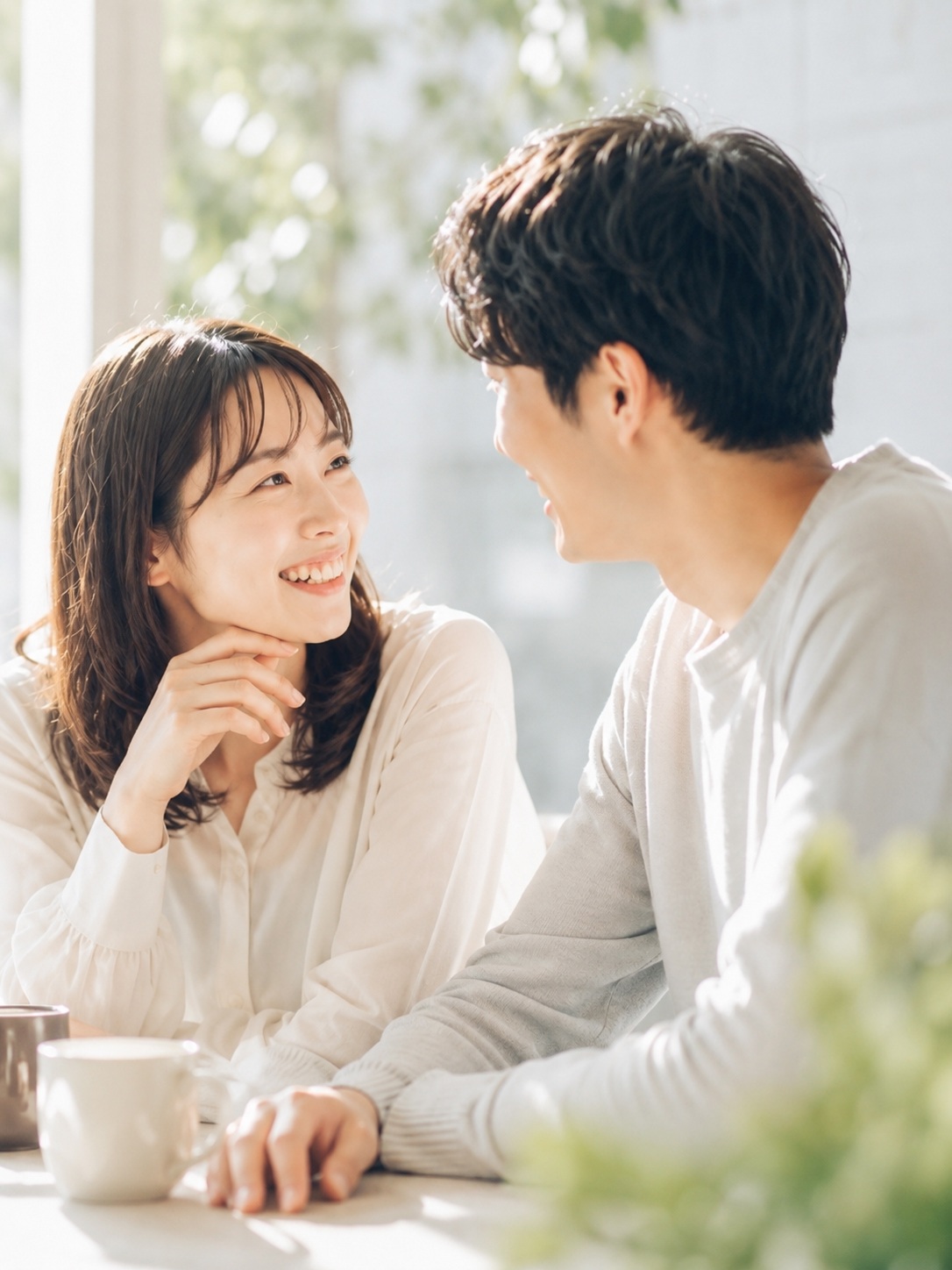 自然に会話する男女